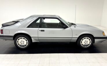 Ford-Mustang-1986-Silver-Metallic-Charcoal-Gray-5