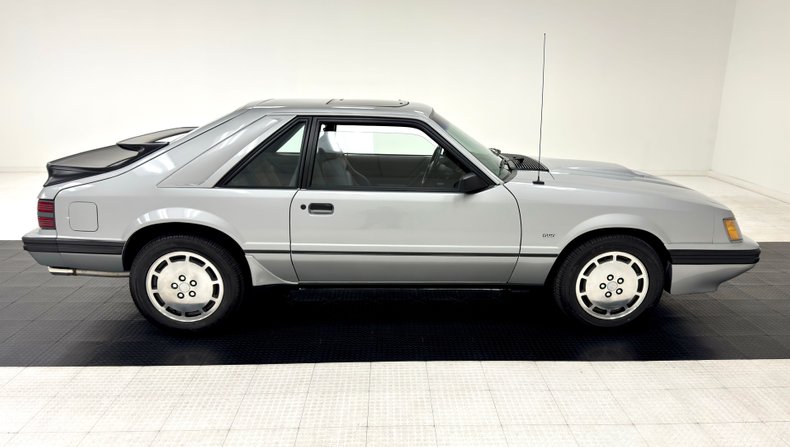 Ford-Mustang-1986-Silver-Metallic-Charcoal-Gray-5