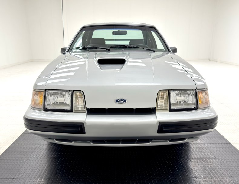 Ford-Mustang-1986-Silver-Metallic-Charcoal-Gray-7