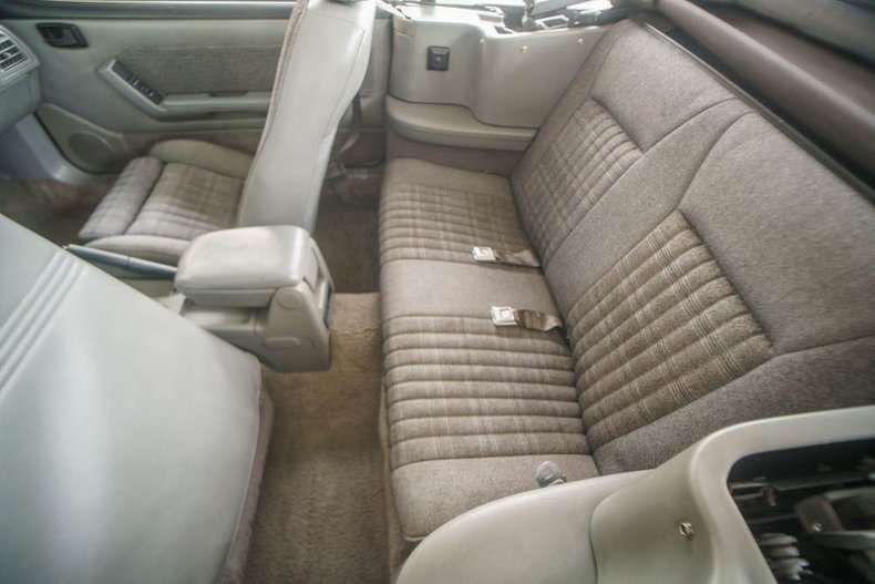 Ford-Mustang-1988-BlackMaroon-Gray-Cloth-13