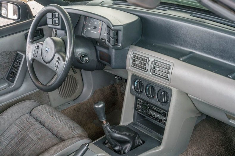 Ford-Mustang-1988-BlackMaroon-Gray-Cloth-15