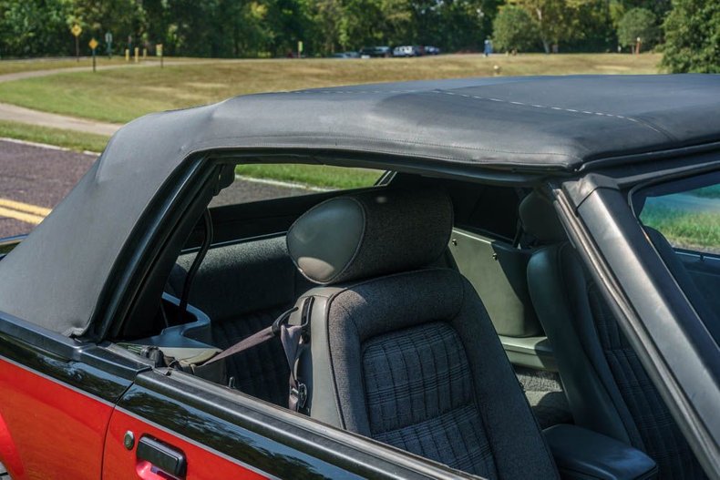 Ford-Mustang-1988-BlackMaroon-Gray-Cloth-19