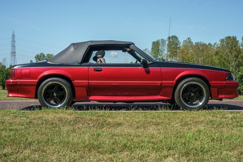 Ford-Mustang-1988-BlackMaroon-Gray-Cloth