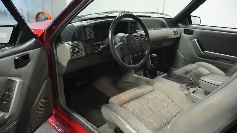 Ford-Mustang-1988-Scarlet-Red-Smoked-Gray-3