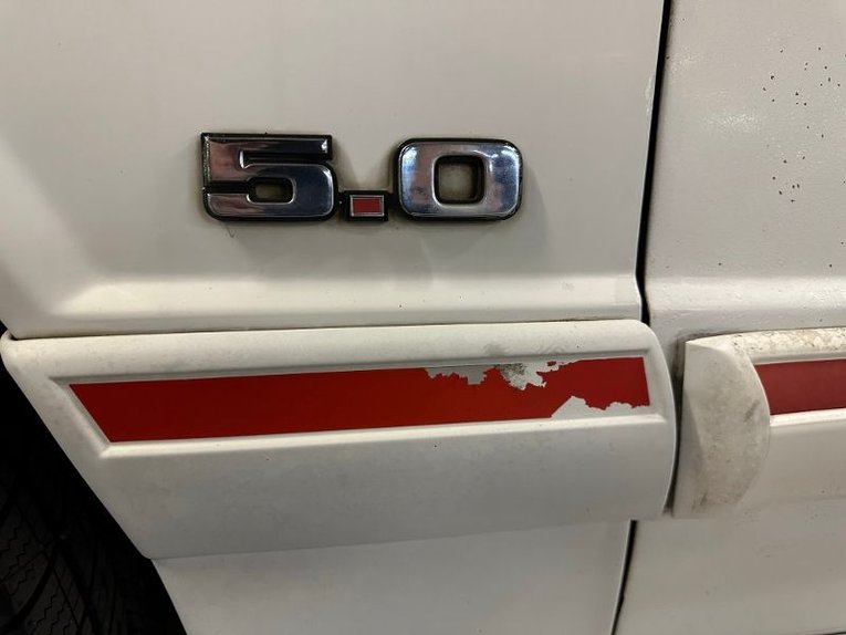 Ford-Mustang-1988-White-Red-4