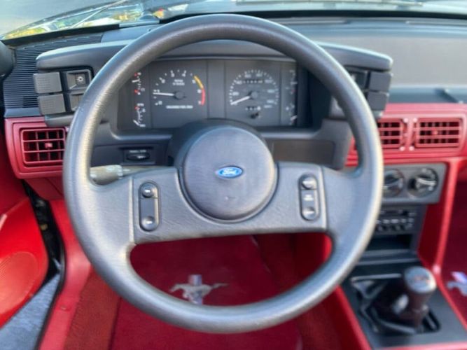 Ford-Mustang-1989-Black-Red-2