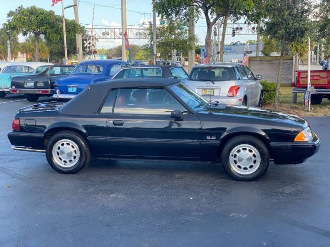 Ford-Mustang-1989-Black-Red