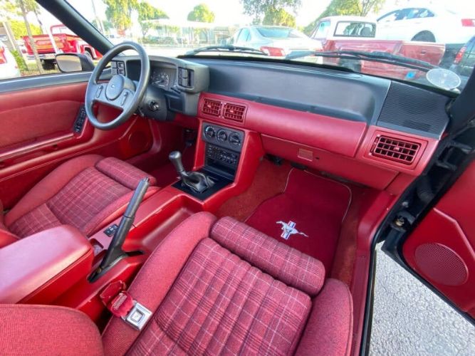 Ford-Mustang-1989-Black-Red-4