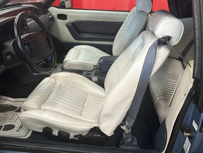 Ford-Mustang-1990-Light-Crystal-Blue-White-Leather-3