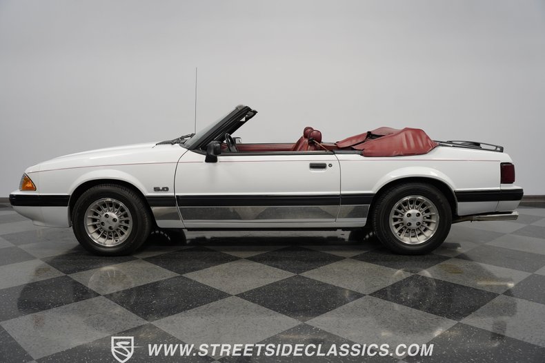 Ford-Mustang-1990-Wimbledon-White-Red