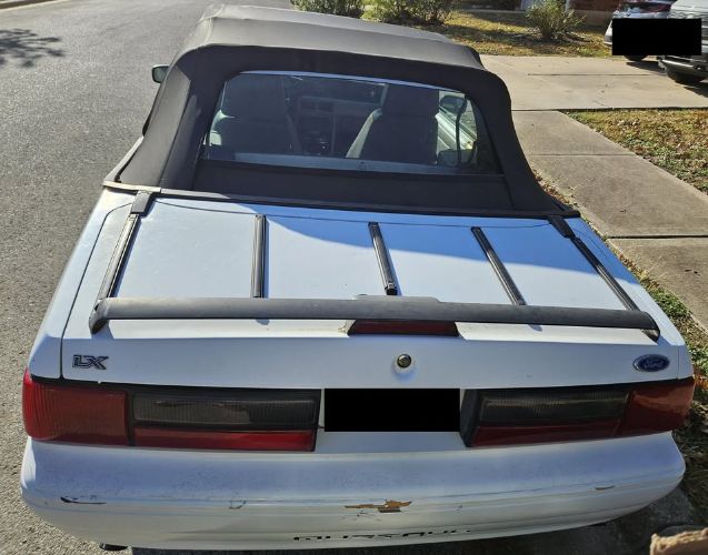 Ford-Mustang-1991-WhiteBlack-top-Beige-1