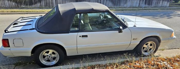 Ford-Mustang-1991-WhiteBlack-top-Beige-2