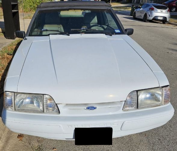 Ford-Mustang-1991-WhiteBlack-top-Beige