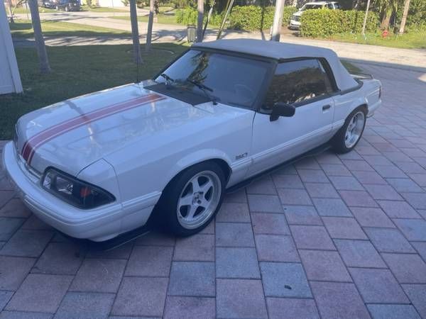 Ford-Mustang-1992-White-Burgundy-1