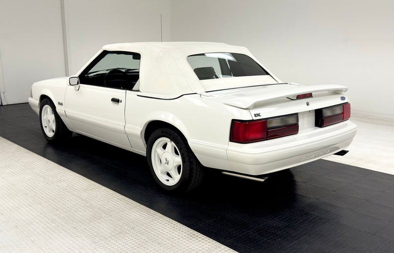 Ford-Mustang-1993-Vibrant-White-White-22