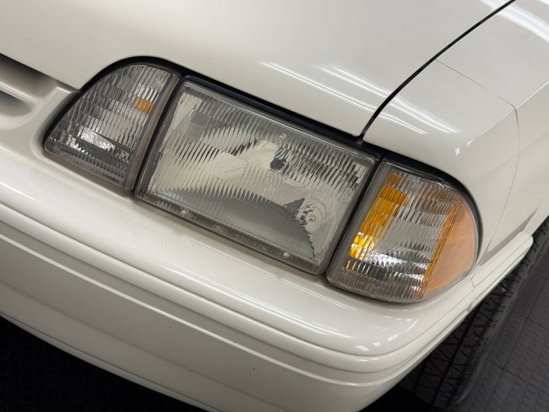 Ford-Mustang-1993-Vibrant-White-White-31