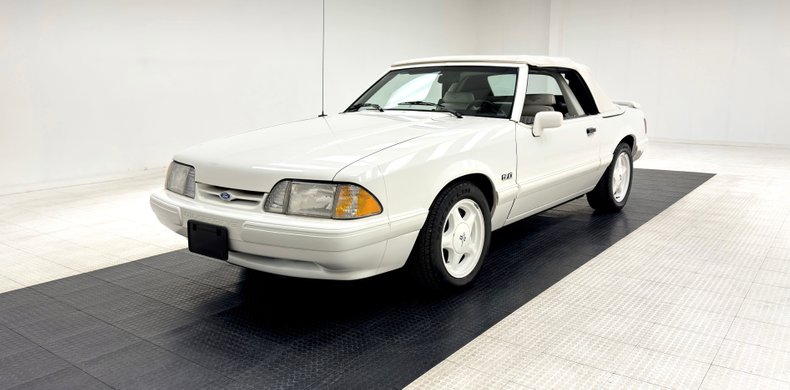 Ford-Mustang-1993-Vibrant-White-White-36
