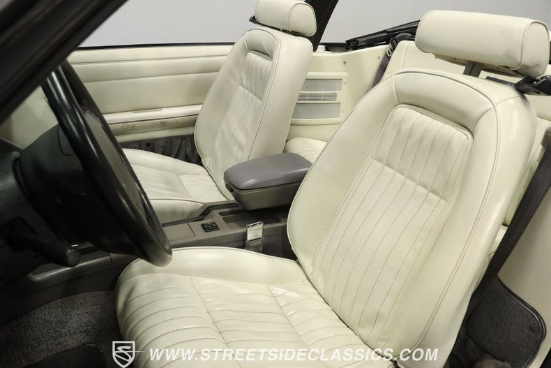Ford-Mustang-1993-Vibrant-White-White-39