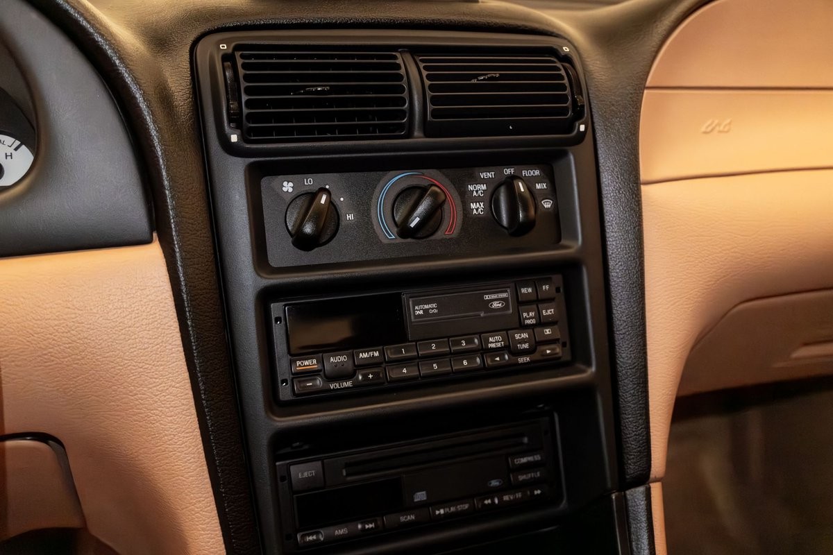 Ford-Mustang-Cobra-SVT-1994-22