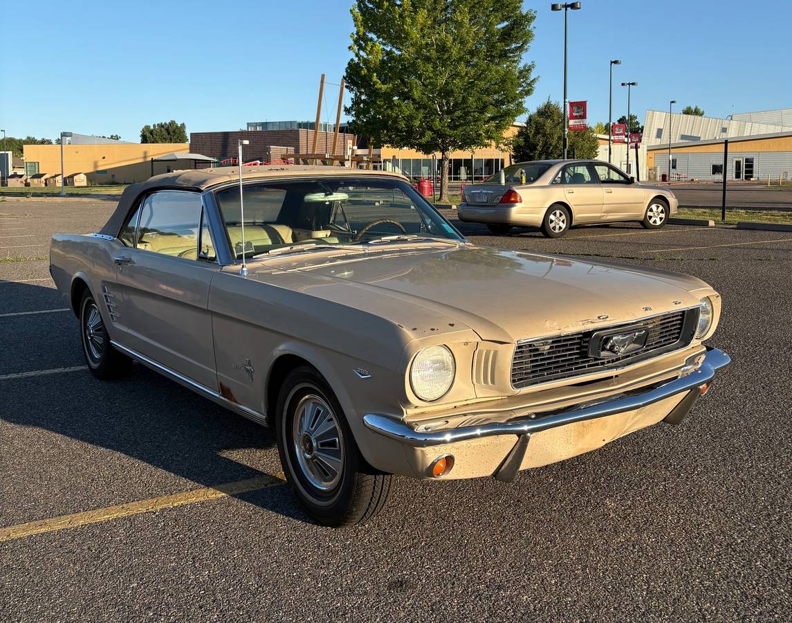 Ford-Mustang-convertible-1966-2