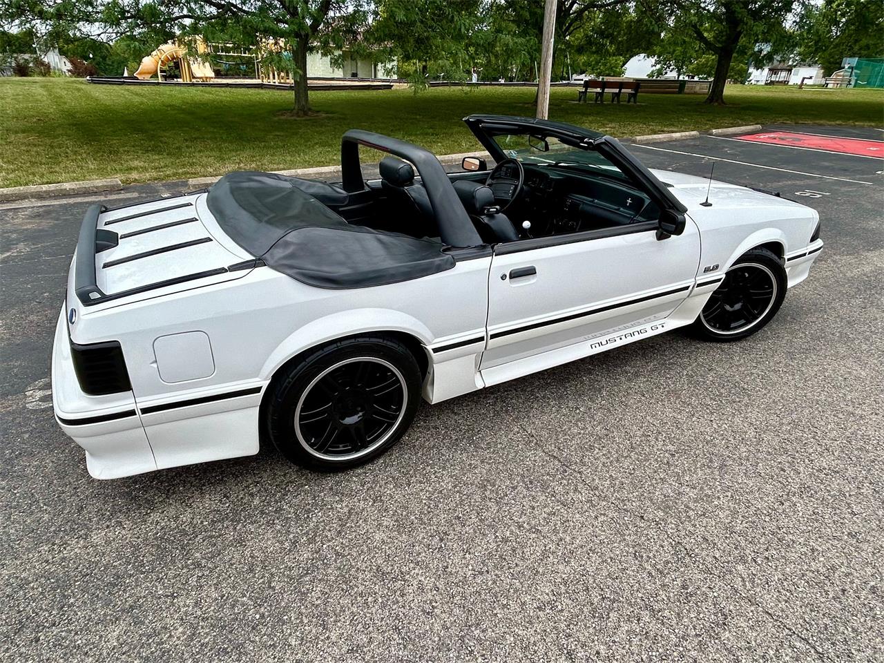 Ford-Mustang-gt-1993-Vibrant-White-Black-Leather-16