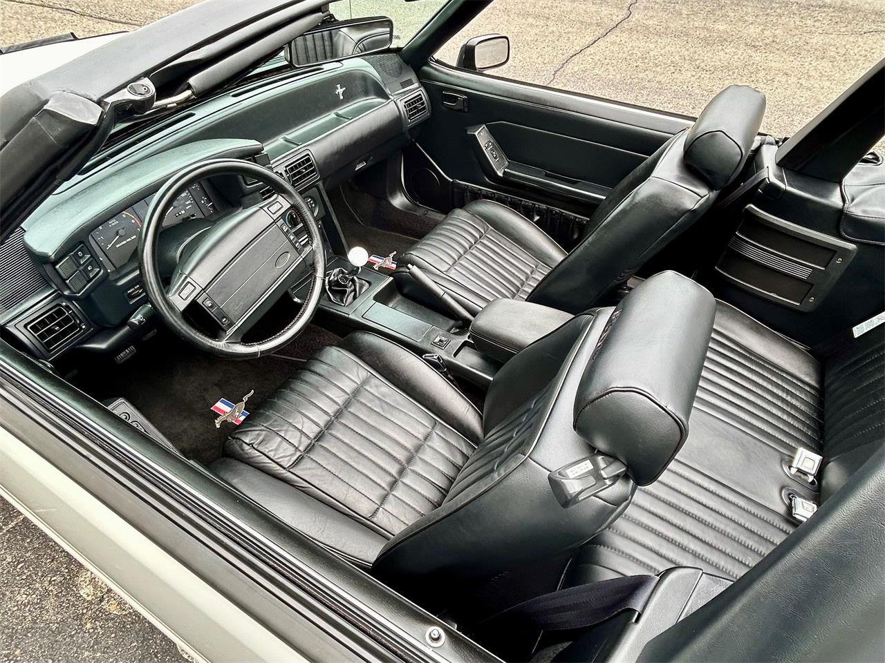 Ford-Mustang-gt-1993-Vibrant-White-Black-Leather-18