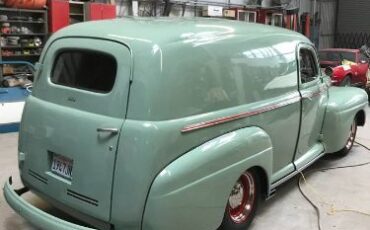 Ford-Panel-truck-1947-Green-1