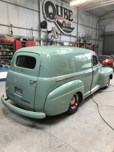 Ford-Panel-truck-1947-Green-1