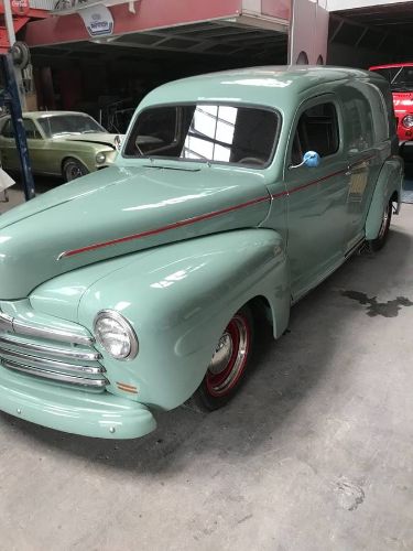 Ford-Panel-truck-1947-Green-4
