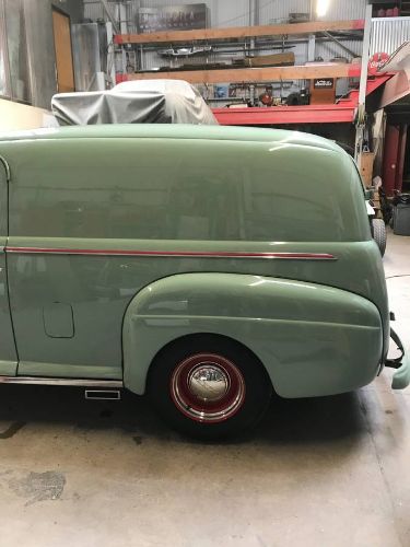 Ford-Panel-truck-1947-Green