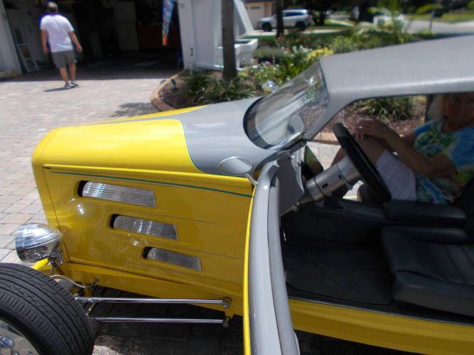 Ford-Roadster-1932-Yellow-Custom-leather-12