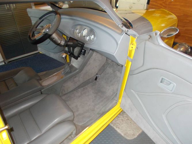 Ford-Roadster-1932-Yellow-Custom-leather-2