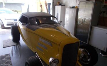 Ford-Roadster-1932-Yellow-Custom-leather-3