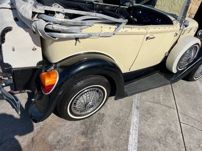 Ford-Roadster-1977-2