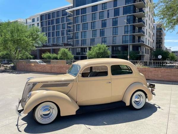 Ford-Sedan-1937-Yellow-Tan-1