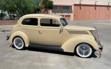 Ford-Sedan-1937-Yellow-Tan-2