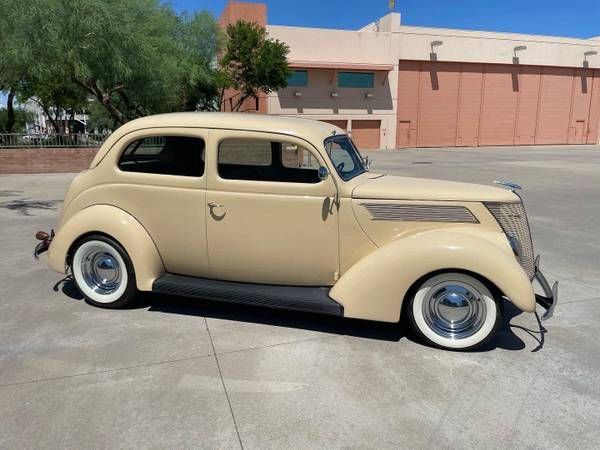 Ford-Sedan-1937-Yellow-Tan-2