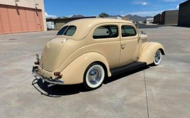 Ford-Sedan-1937-Yellow-Tan-4