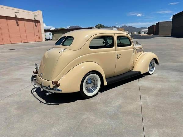 Ford-Sedan-1937-Yellow-Tan-4