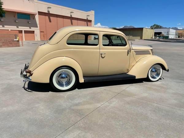 Ford-Sedan-1937-Yellow-Tan-5
