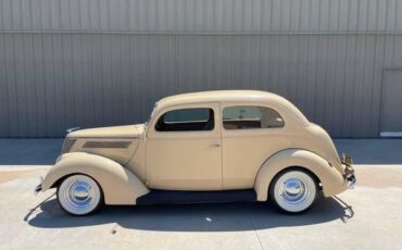 Ford-Sedan-1937-Yellow-Tan-6
