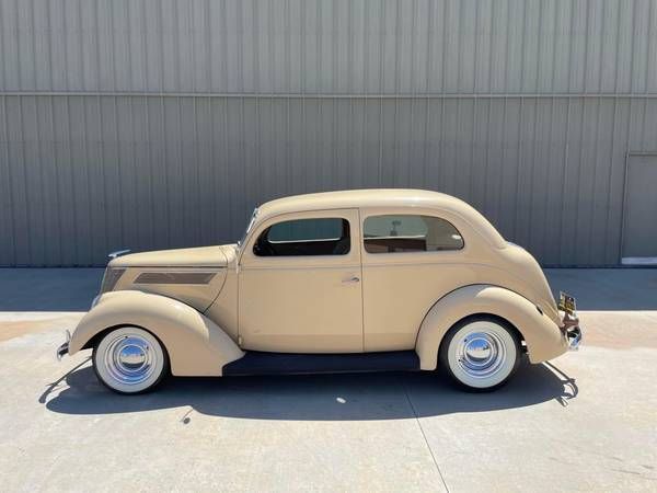 Ford-Sedan-1937-Yellow-Tan-6