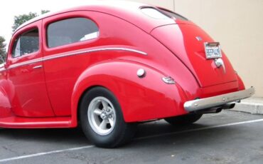 Ford-Sedan-1940-Red-1