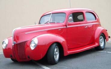 Ford-Sedan-1940-Red