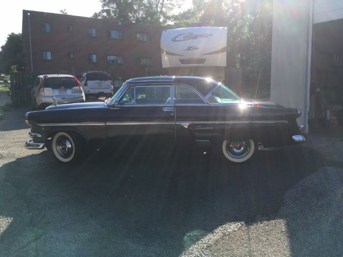 Ford-Skyliner-1954-Black-White-Blue-3