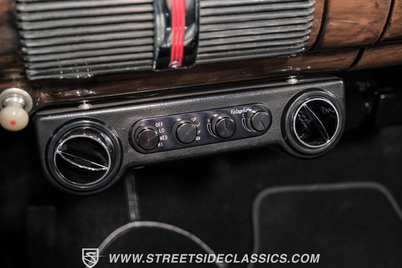 Ford-Super-deluxe-1941-Burgundy-Black-42