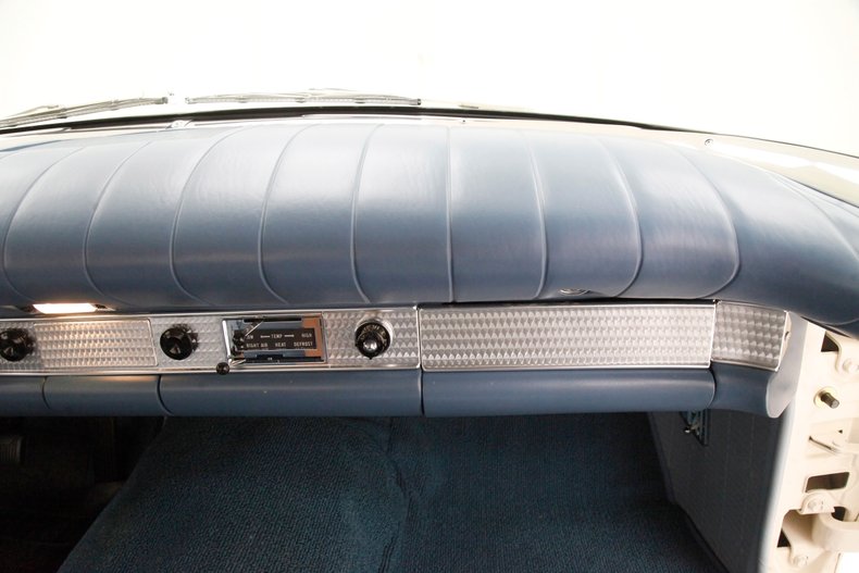 Ford-Thunderbird-1957-Colonial-White-Dresden-Blue-31