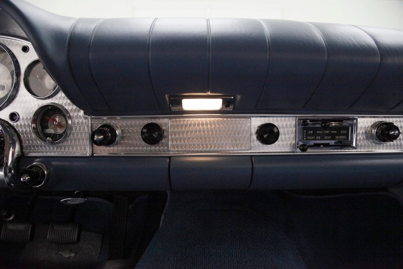Ford-Thunderbird-1957-Colonial-White-Dresden-Blue-40