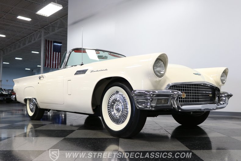 Ford-Thunderbird-1957-Colonial-White-Flame-Red-33