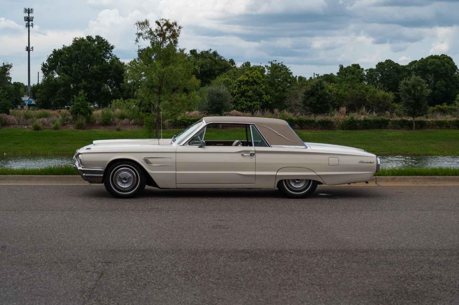 Ford-Thunderbird-1965-2-Door-1